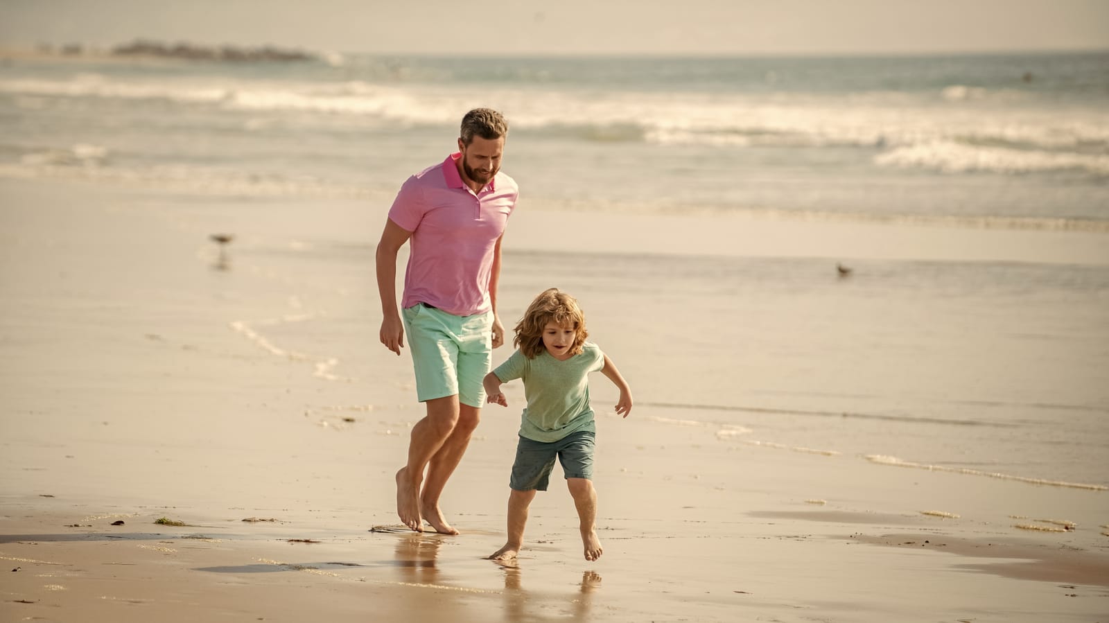 Celebrate Father’s Day with thoughtful gifts for dads who run the distance. From personalized keepsakes to family adventures, find the perfect tribute to his endurance.