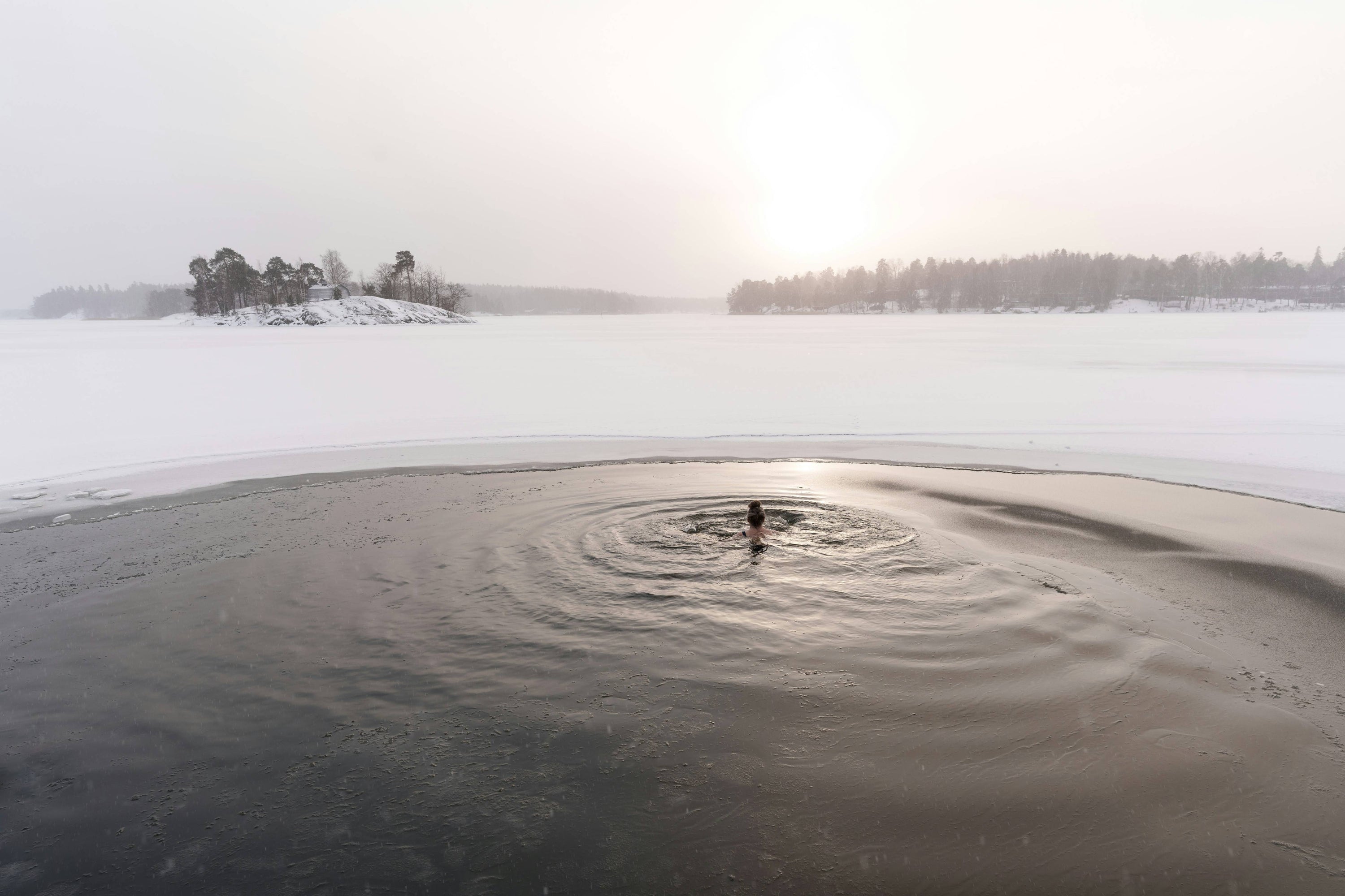 The Benefits and Risks of Cold Plunges